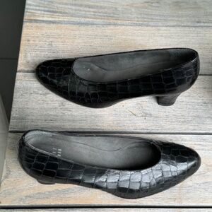 Stuart Weitzman Black leather pump, size 7